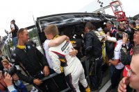 Markus Palttala ontvangt felicitaties na de zege in de 24 u van Francorchamps