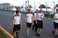 Romain Grosjean on trackwalk met zijn team in Melbourne