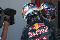 Max Verstappen GP Spanje 2016 krijgt gelukwensen van ploegmaat Ricciardo