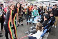 Strakka Racing girls tijdens signeersessie