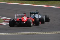 Fernando Alonso achtervolgt Lewis Hamilton tijdens GP Duitsland 2013