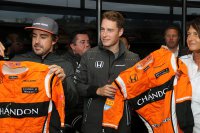 Alonso en Vandoorne ontvangen van Sparco hun oranje overall