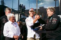 Norbert Haug feliciteert Michael Schumacher met zijn 300 Grote Prijs