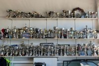 Een flinke collectie trofeeën bij Qvick Motors