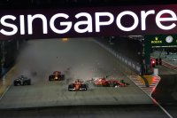 Startcrash tussen Verstappen en de beide Ferrari's