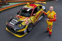Tom Coronel naast de DHL Comtoyou Racing Team-Audi RS 3 LMS WTCR