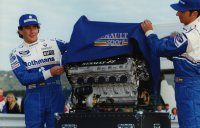 Ayrton Senna en Damon Hill die de Renault V10 motor voorstelden