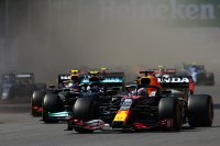 Max Verstappen (Red Bull) neemt de leiding van de race