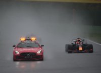 De safety car neemt het veld op sleeptouw bij de F1 GP van België 2021