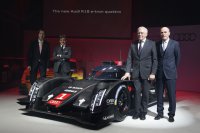 Audi R18 e-tron quattro met Dr. Wolfgang Ullrich en Prof. Dr. Ulrich Hackenberg