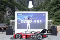 Romain Dumas met het nieuwe record op Mount Tianmen