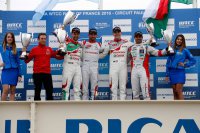 Winnaar José Maria Lopez omringd door Monteiro en Michelisz