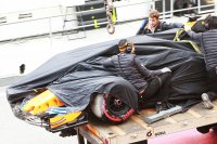 De McLaren-Renault van Alonso kwam in de pits toe op een takelwagen