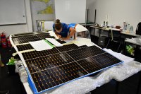 De zonnecellen worden gemonteerd op de wagen