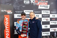 Norbert Michelisz , hier met Alain Menu, snelste in de regen