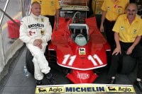 Jody Scheckter omringd door zijn mecaniciens