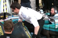 Toto Wolff vervangt eigenhandig een wiel