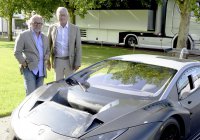 Keke Rosberg neemt eerste Lamborghini in ontvangst