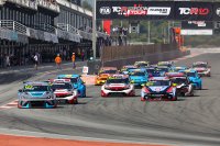 Polesitter John Filippi leidt het veld