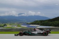 Lewis Hamilton voor lege tribunes