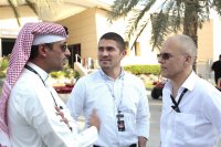Salman bin Isa Al Khalifa (l.) met Aref Yazbek en Stéphane Cohen van Bell