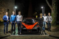 Jamie Jason Vandenbalck (derde van links)