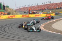 Lewis Hamilton aan de leiding voor de herstart