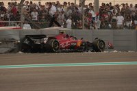 De gecrashte Ferrari van Carlos Sainz