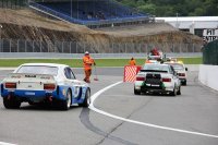 Via de pitlane achter de safety car