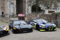 De nieuwe Aston Martin GT3 van Comtoyou en de WRT BMW M4 GT3 aan de ingang van de Abdij van Stavelot