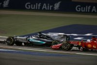 Rosberg moest zich meerdere keren voorbij Vettel werken, laatstgenoemde was hem altijd te snel af tijdens de pitstops