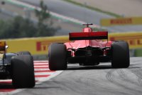 Sainz (l.) moest de run-off gebruiken omdat Vettel op de racelijn reed