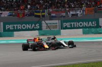 Max Verstappen haalt Lewis Hamilton in