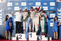 Winnaar Yvan Muller omringd door Lopez en Monteiro