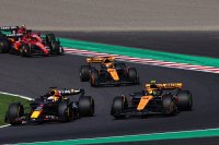 Max Verstappen houdt de McLaren's achter zicht