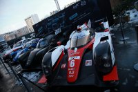 Een GTE, LMP2, LMP1 en LMP1 Hybrid bij de presentatie van het WEC Super Season in Parijs