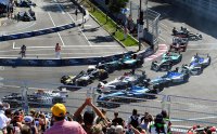 Buemi wordt aangereden bij de start