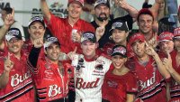 Dale Earnhardt jr op het podium na het winnen van de Pepsi 400