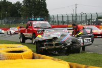 Crash van Derek Johnston in de #888 BMW