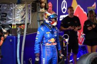 Max Verstappen staat klaar voor zijn stint in de Mercedes #3