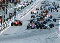 Schumacher (r) bedreigde meteen bij de start in 1994 de van pole vertrokken Barrichello
