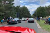 Heel wat kijklustigen verzamelden aan de ingang van Lommel Proving Ground