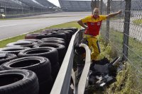 Tom Coronel aanschouwt de schade