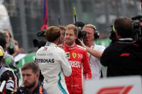 Sebastian Vettel feliciteert Lewis Hamilton