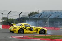 De #70 Mercedes spinde na een lekke band