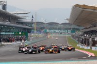 Start race 1 - Sirotkin neemt de leiding