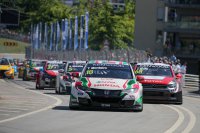 Tiago Monteiro leidt voor Yvan Muller