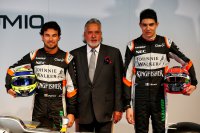 Vijay Mallya met rijders Sergio Perez en Esteban Ocon