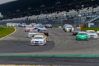 Start race1: Tim Kuijl trekt het peloton op gang
