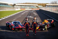 Verstappen en Albon testen de Aston Martin Valkyrie